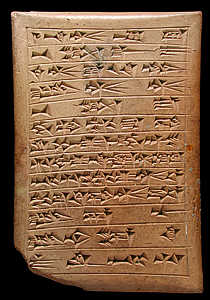 Documento mesopotâmico produzido através da técnica da escrita cuneiforme em uma chapa de argila.